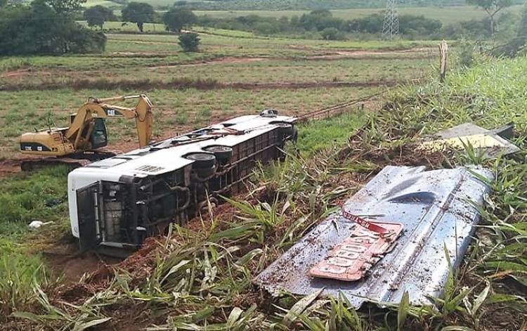  Ônibus Marca Turismo bate e volta de Três Lagoas tomba e deixa 2 mortos e 15 feridos no trevo de Mirandópolis