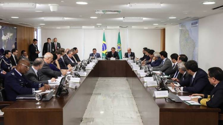 Bolsonaro convoca reunião para discutir alta do combustível