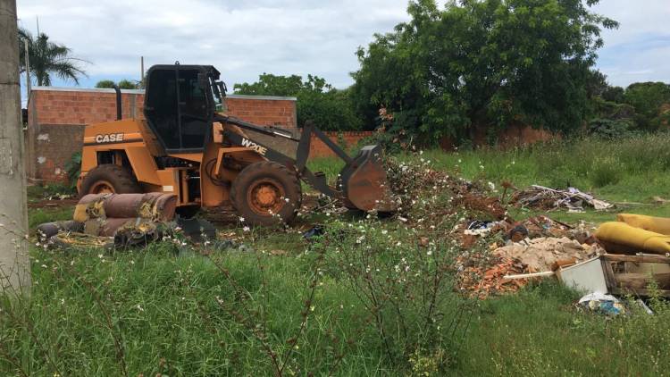 Prefeitura de Três Lagoas realiza fiscalização e limpeza de terrenos baldios