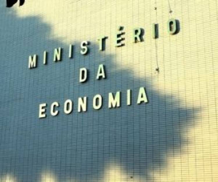 Governo federal paga pensão a 52 mil filhas solteiras de ex-servidores