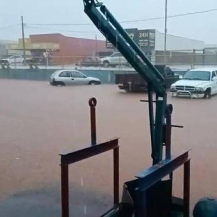 CHUVA DE 65,2 MILÍMETROS DEIXOU RUAS INTRANSITÁVEIS EM ÁGUA CLARA (MS)