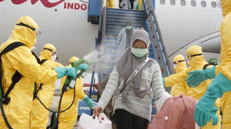 Tripulação encapotada, avião desinfetado: como são voos de resgate na China... 