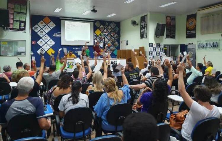 Professores de Campo Grande aprovaram, em assembleia, manifestação no dia 21 em defesa do Fundo da Educação Básica