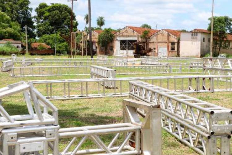 Estrutura do Carnaval começa a ser montada na N.O.B