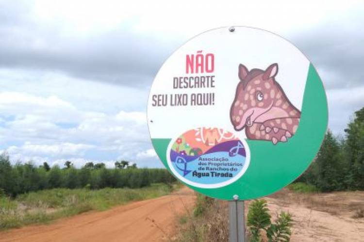 EXEMPLO DE CIDADANIA – Rancheiros do Água Tirada instalam placas de orientação sobre animais silvestres e descarte de lixo
