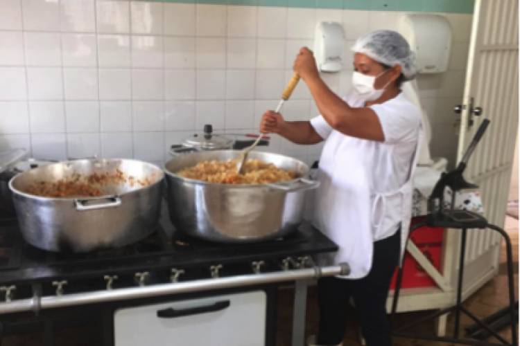 APAE de Três Lagoas prepara e distribui 140 marmitas diariamente para alunos em situação de vulnerabilidade