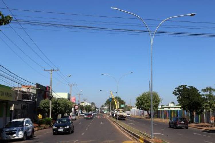 Avenida Clodoaldo Garcia começa a receber lâmpadas de LED