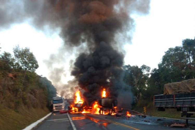 acidente entre cinco carretas provoca morte e incêndio em rodovia