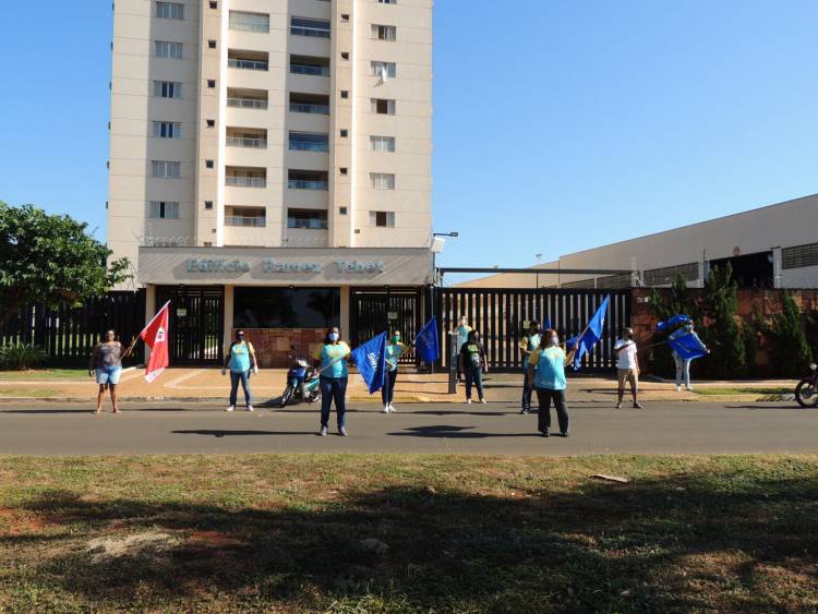 TRABALHADORES DA EDUCAÇÃO DE TRÊS LAGOAS FAZEM MANIFESTO CONTRA PROJETO LEI DE AUMENTO DA ALÍQUOTA DA PREVIDÊNCIA ESTADUAL