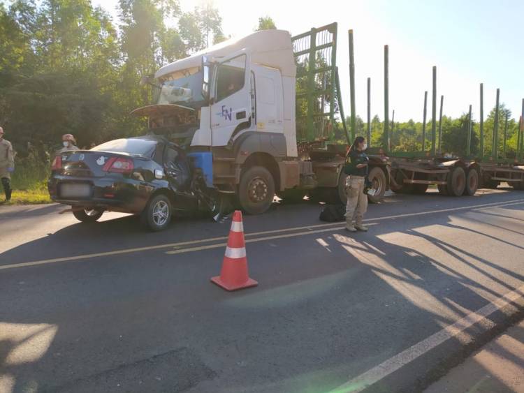 Colisão de carro com carreta mata três pessoas na BR-262 em MS