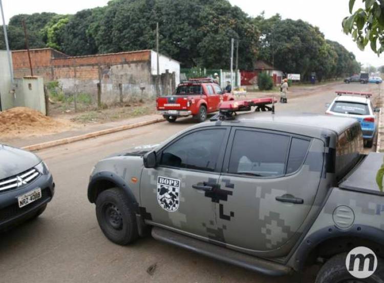 Homem ameaça explodir casa e é contido a tiros ao tentar esfaquear policiais