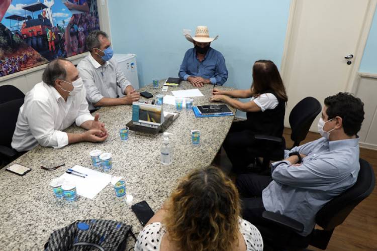 Equipe do SINTED e prefeito de Três Lagoas discutem sobre educação em reunião