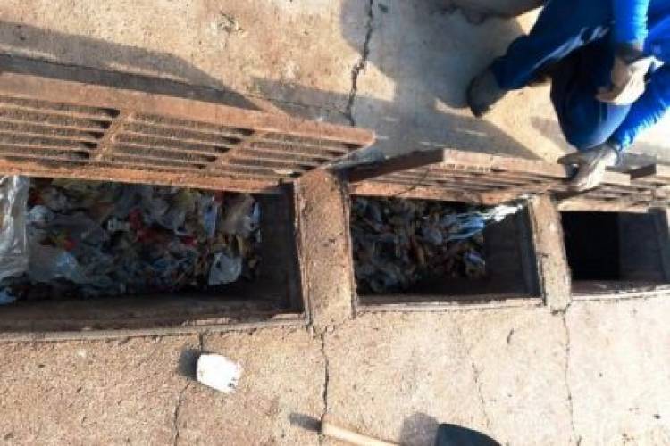 IRRESPONSABILIDADE: Bueiro no Bairro Santa Rita vira depósito de lixo