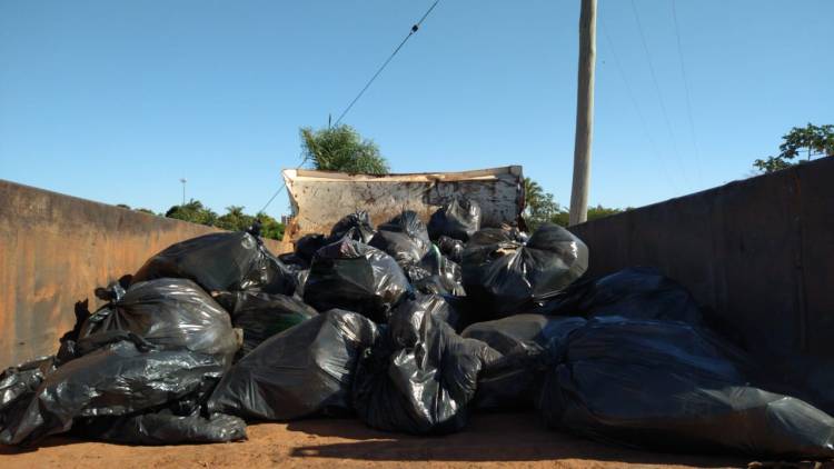 Em quinze dias, limpeza na Segunda Lagoa resultou na retirada de 13 caminhões de lixo no local