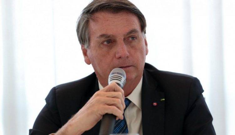 Bolsonaro anuncia auxílio de R$ 300 por mês até o final de 2020