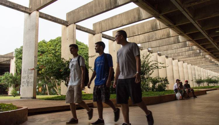 MEC determina que universidades federais voltem às aulas presenciais