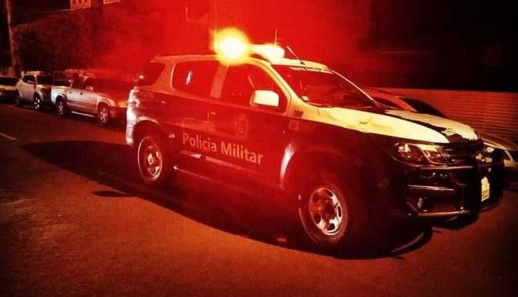 Logo após ser preso, homem atira contra ex e se mata dentro de viatura em MS