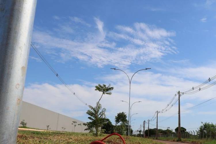 Fiação dos novos postes de LED da Avenida Milton Damasceno foi furtada nesta madrugada