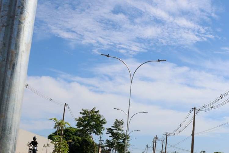 Fiação dos novos postes de LED da Avenida Milton Damasceno foi furtada nesta madrugada