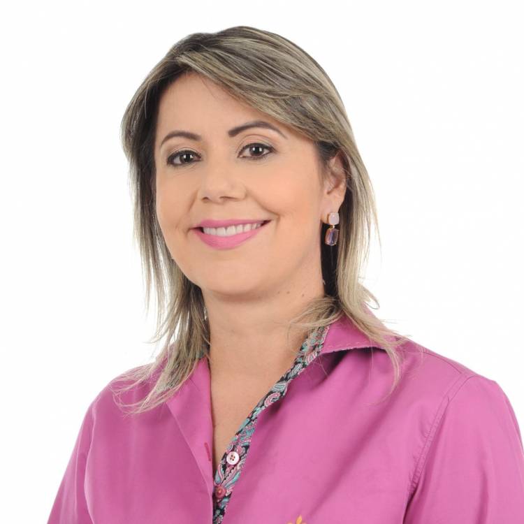 Primeira prefeita da história de Água Clara, Gerolina da Silva Alves, eleita nessas eleições 2020 com 3.605 votos, o que corresponde a 42,25% do eleitorado. 