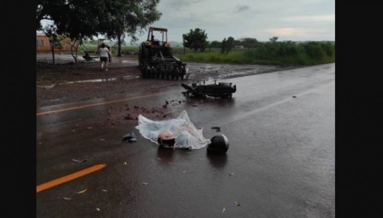 Trator atravessava pista quando bateu em moto e matou professora em rodovia de MS