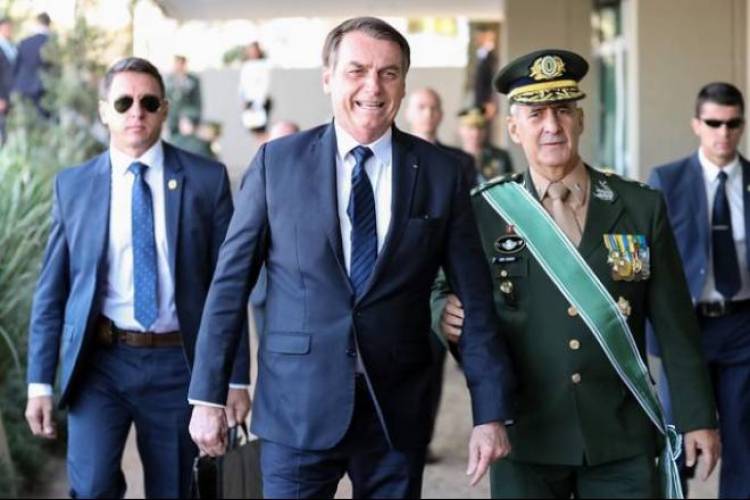 Bolsonaro: Forças Armadas decidem se povo vai viver em uma democracia ou ditadura