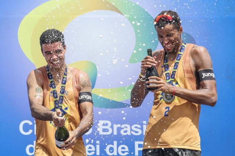 Ex-aluno da SEJUVEL, Arthur conquista medalha de ouro no Circuito Brasileiro Open de Vôlei de Praia no RJ