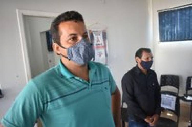 Nego da Borracharia e Tiago do Zico investigam falta de médicos