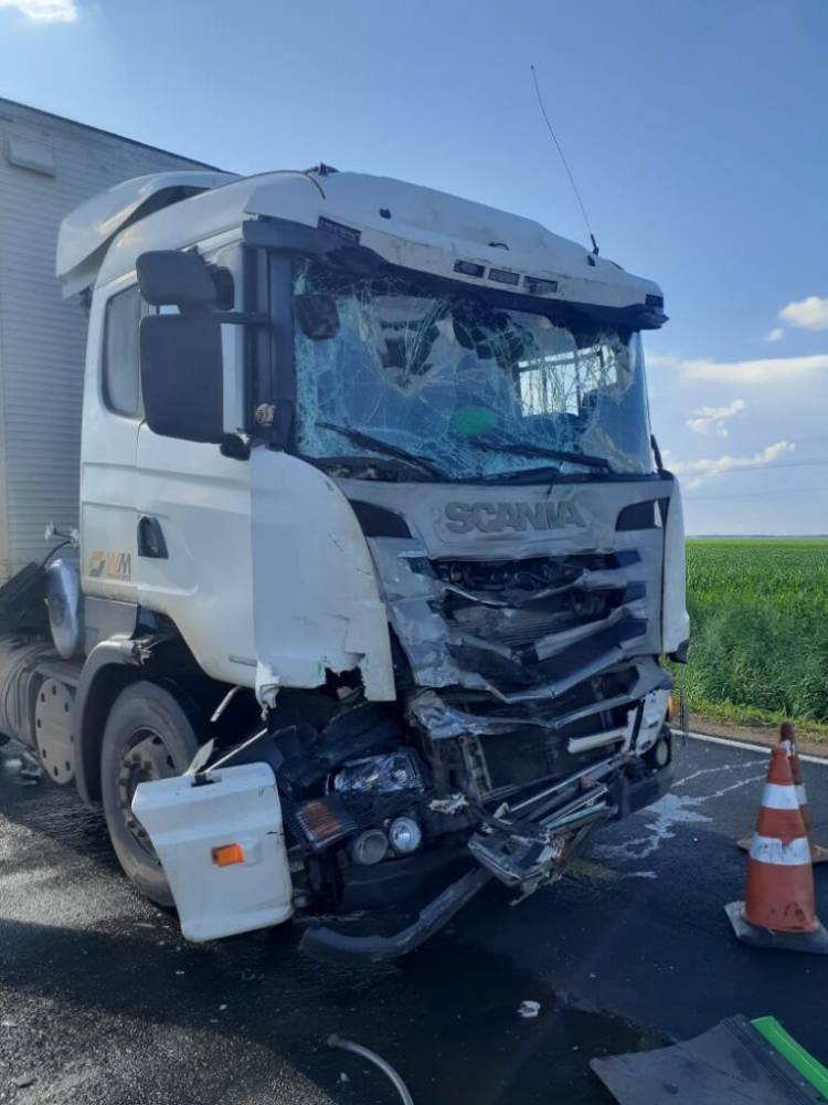 Em acidente, carreta despeja 30 mil litros de chope na estrada e causa correria por um 'gole