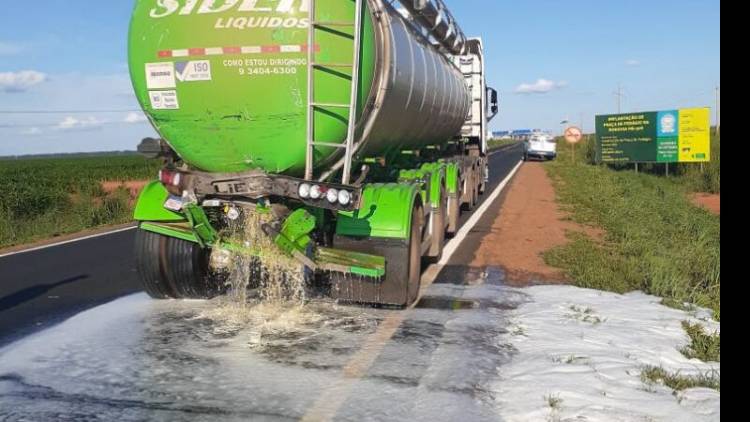 Em acidente, carreta despeja 30 mil litros de chope na estrada e causa correria por um 'gole