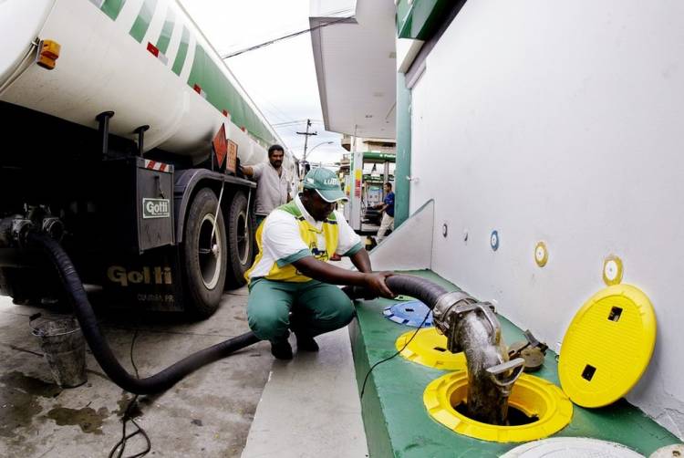 Possível aumento do diesel pode ser 'estopim' para greve dos caminhoneiros