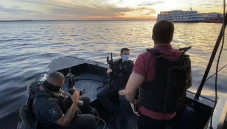 Polícia do AM acaba com festa em barco de luxo que já durava 5 dias
