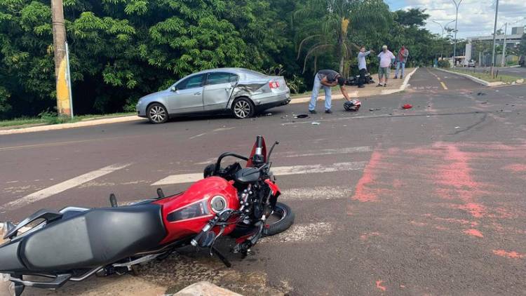 Motoentregador fica em estado grave e é intubado em viatura após acidente