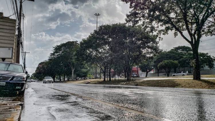 Chuva põe fim à estiagem e ameniza tempo seco em Campo Grande