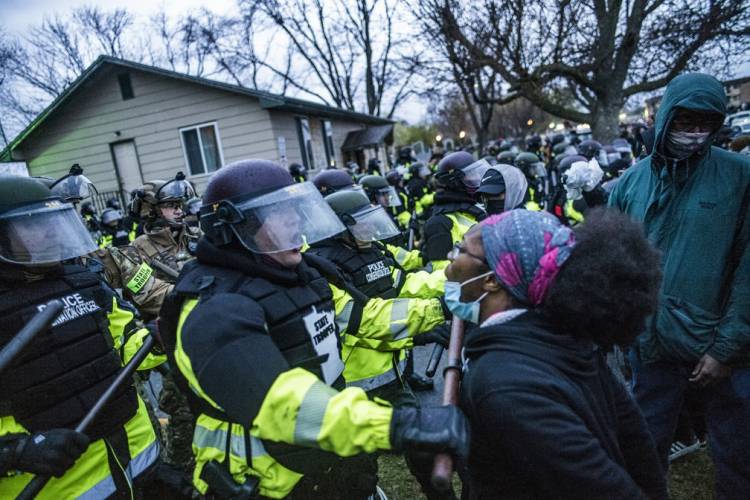 40 são presos no 2º dia de protestos após morte de jovem negro nos EUA