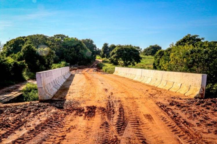 Obra da ponte de concreto do Córrego Lagoa Amarelo está em fase de finalização