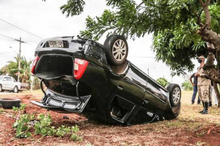 Motorista não consegue frear, bate em viatura da polícia e capota em Campo Grande