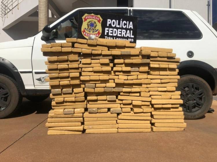 A Polícia Federal (PF) prendeu em flagrante três pessoas e apreendeu 245kg de maconha, em Três Lagoas