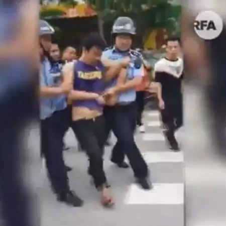 Homem ataca creche e fere 16 crianças e 2 professores com facadas na China...