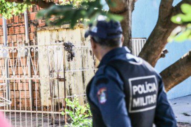 Galinha acaba 'espetada' em portão e briga de vizinhas vira caso de polícia em Campo Grande