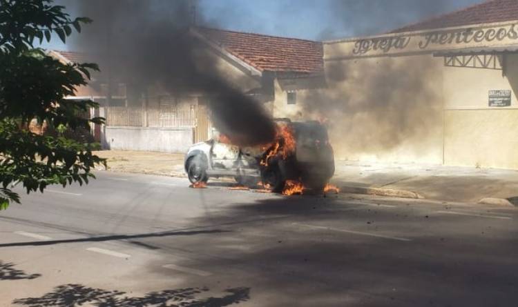 Incêndio em veículo mobiliza Corpo de Bombeiros em Três Lagoas