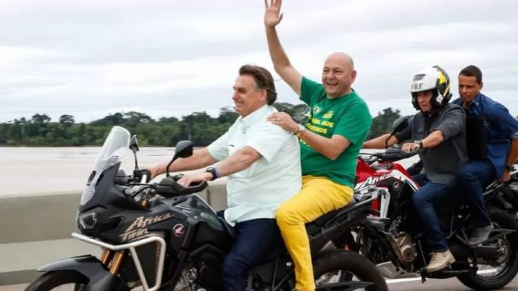  Bolsonaro e Luciano Hang 'curtem' passeio de moto em Rondônia