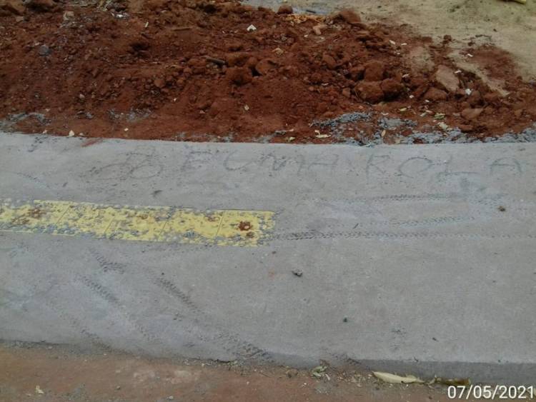 Calçadas novas das ruas do Jardim Carandá são depredadas