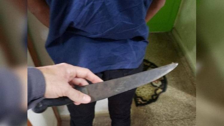 Ao flagrar mãe sendo espancada pelo ex-namorado, rapaz mata homem com 32 facadas