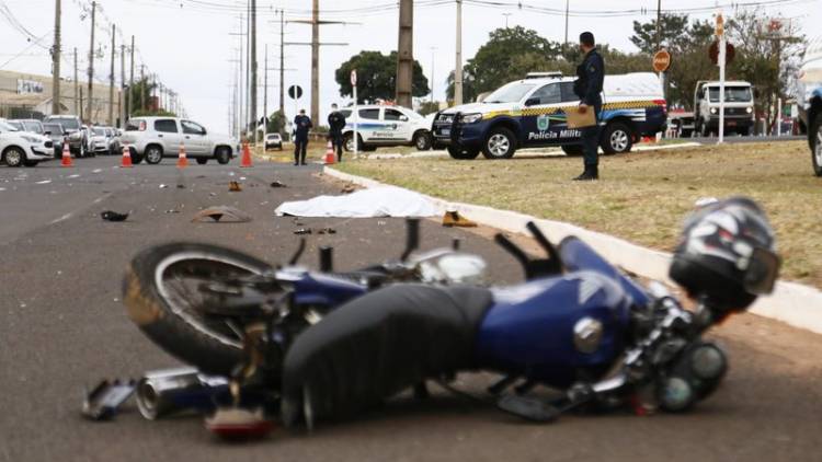 Motociclista morre ao ser arrastado e motorista foge sem prestar socorro no Coronel Antonino