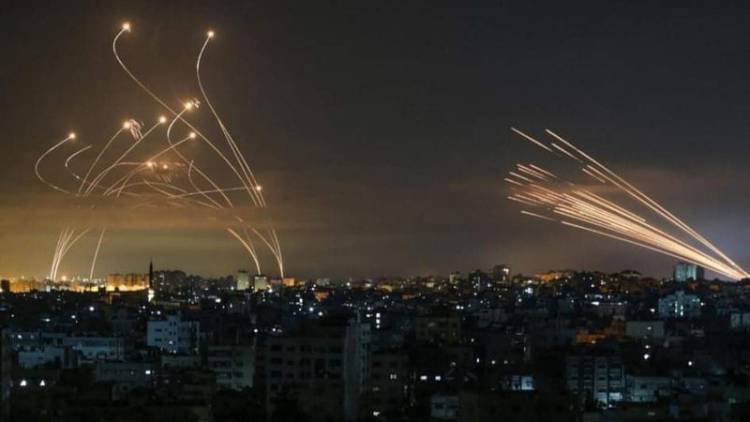 Israel e Palestina: a impressionante a foto que mostra luta entre Domo de Ferro de Israel e mísseis do Hamas