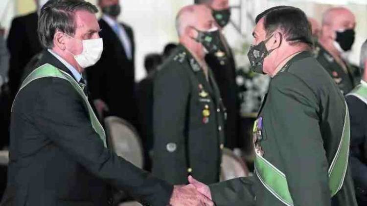 Bolsonaro concede honraria ao comandante do Exército