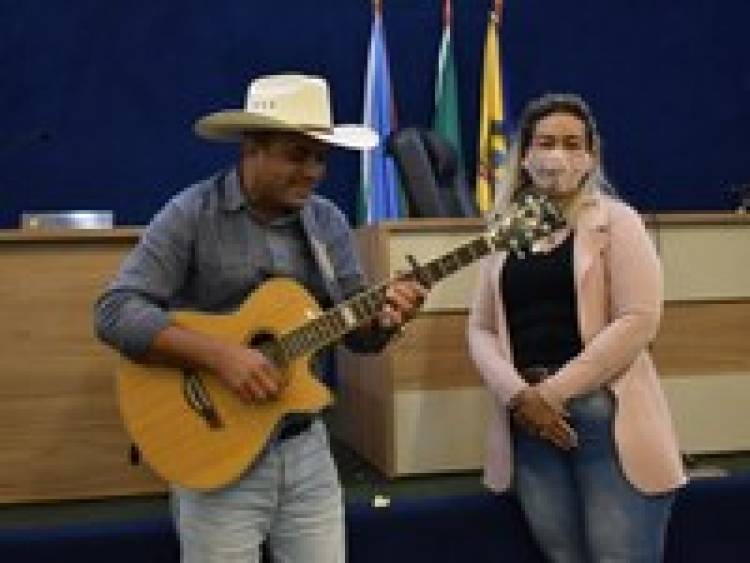 Jefferson Lima canta para os servidores da Câmara de vereadores de Ribas