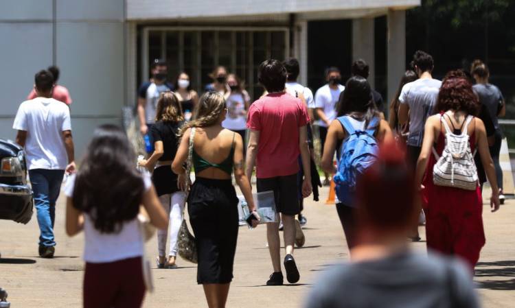Caos: Volta às aulas tem lotação, atraso e aglomeração no transporte coletivo de Campo Grande