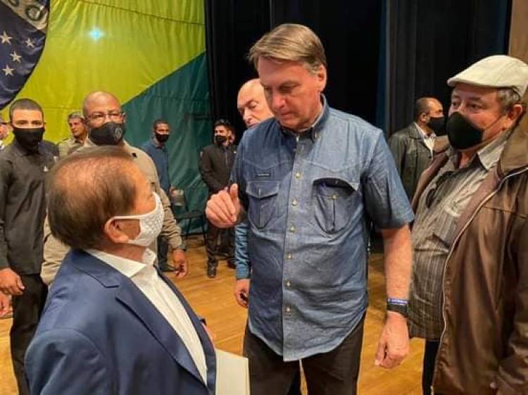 Prefeito Akira Otsubo fala com Bolsonaro e solicita apoio para construção de moradia popular.